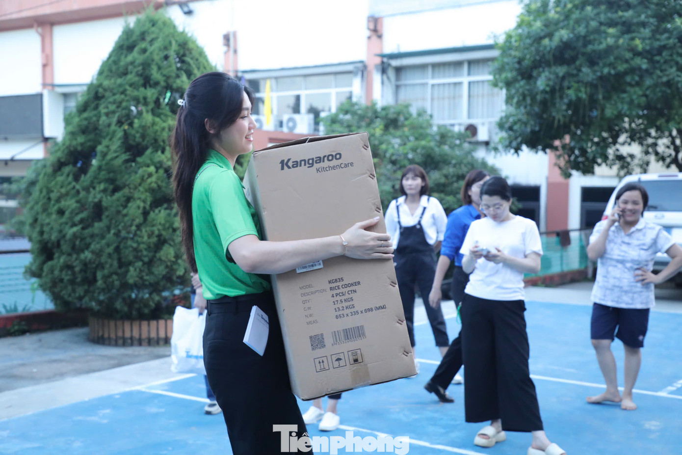 Á hậu Ngô Thanh Thanh Tú bê hàng cứu trợ bàn giao cho tỉnh đoàn Yên Bái.