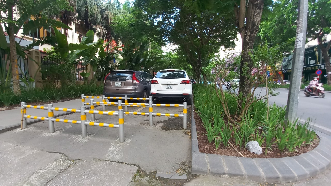 Dù đã được lập rào chắn, ngăn chặn các phương tiện cơ giới ra vào nhiều năm nay.