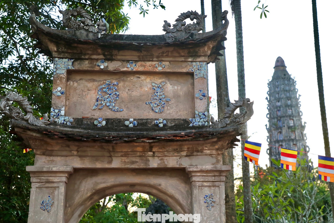 Điều đặc biệt, Hòa thượng Phạm Quang Tuyên xây dựng chùa mà không cần một bản vẽ chi tiết, vật liệu chỉ sử dụng gạch, vôi, vữa, mật, muối, giấy bản và sức lao động của cộng đồng. Từ những sáng tạo này, chùa Cổ Lễ có sự giao thoa giữa lối kiến trúc truyền thống phương Đông và phong cách kiến trúc Gô-tích phương Tây.