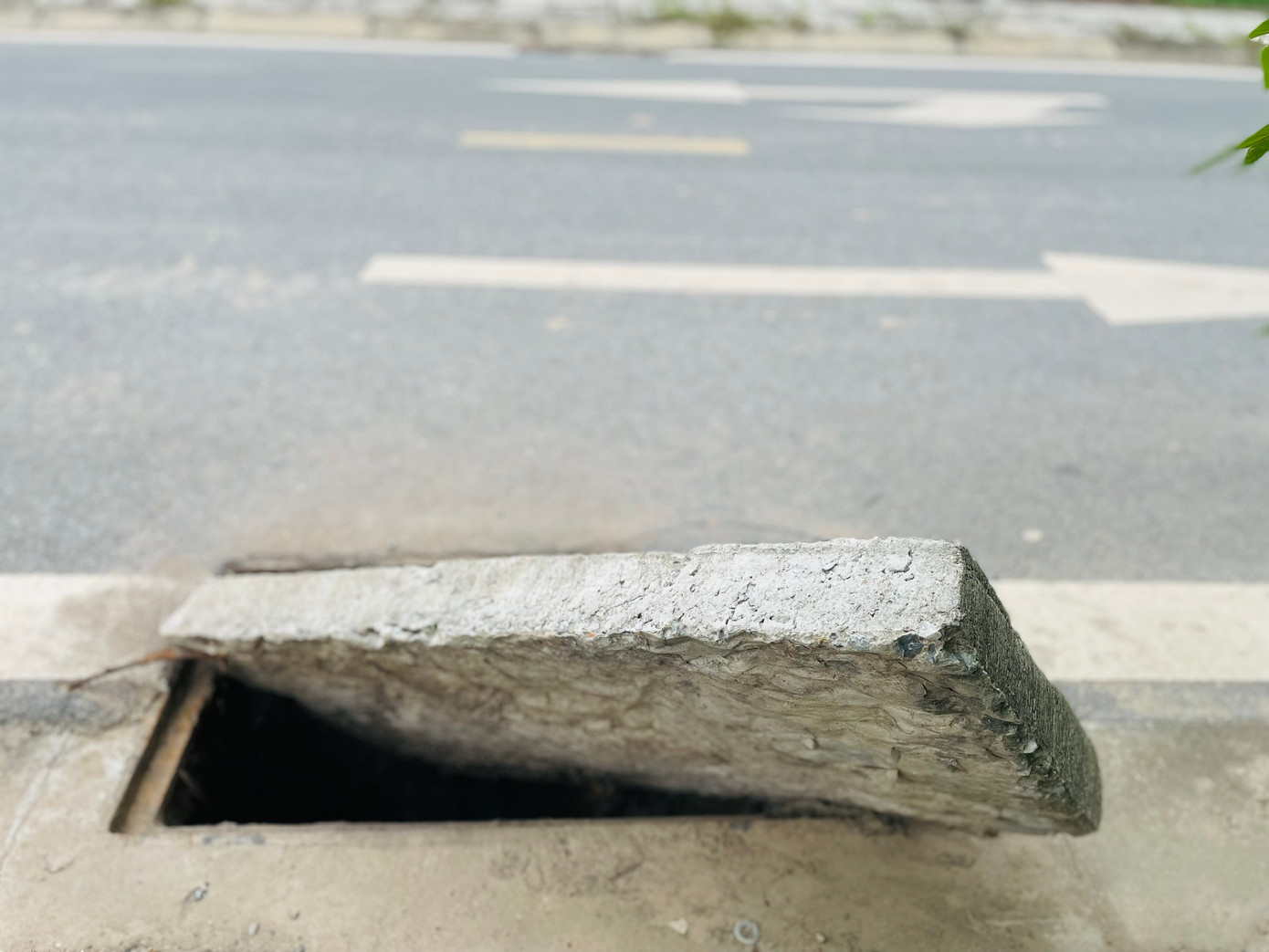 Đại diện phường Việt Hưng cũng cho biết đã báo sự việc lên công an quận Long Biên. Trong khi đó, theo người dân sinh sống tại đây, vào khoảng 23 giờ 30 phút ngày 16/6, một người dân đi xe máy đâm vào nắp bê tông, bị ngã, gây thương tích. Cơ quan chức năng phường Việt Hưng xác nhận có vụ tai nạn này.