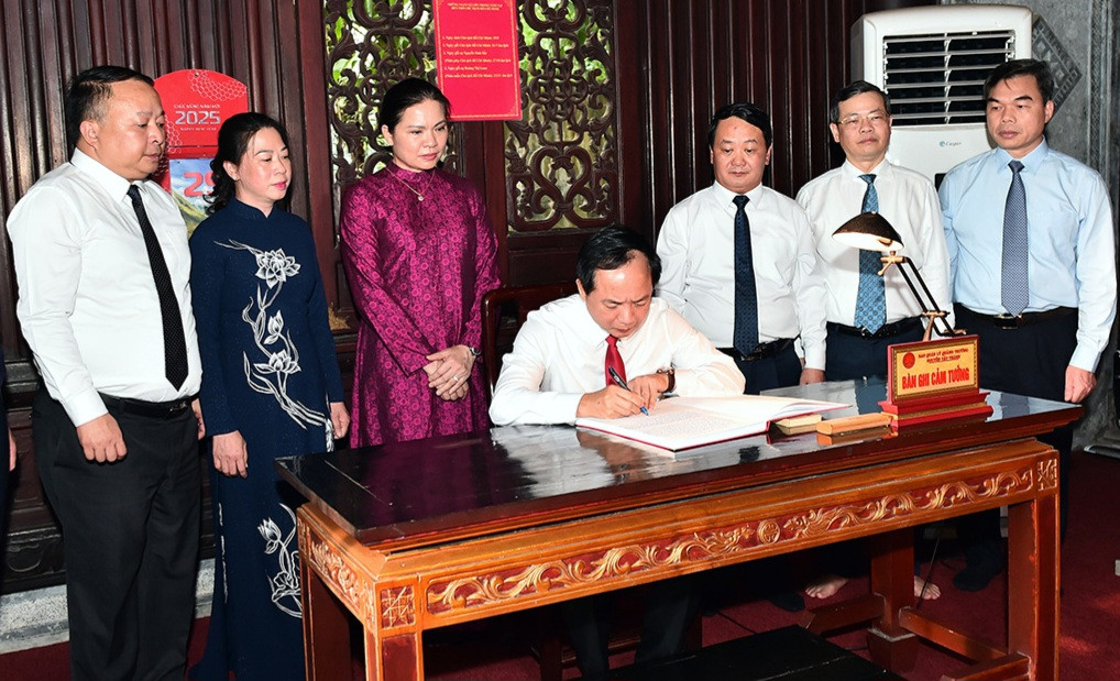 Thượng tướng Trịnh Văn Quyết, Bí thư Trung ương Đảng, Chủ nhiệm Tổng cục Chính trị Quân đội Nhân dân Việt Nam, viết lưu bút tại Đền thờ Chủ tịch Hồ Chí Minh. Ảnh: Thanh Phúc.