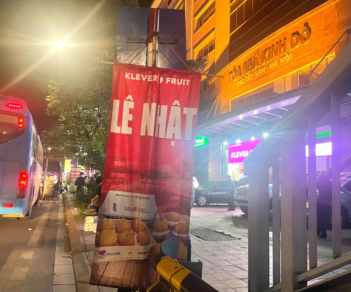 Một số biển quảng cáo treo vào cột biển báo giao thông trên phố Tây Sơn, Hà Nội.