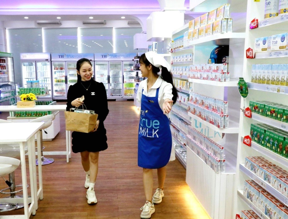 Thu gom, tái chế vỏ hộp sữa đã trở thành “nếp sống xanh” thân thuộc đối với nhiều khách hàng đến với TH true mart. Thu gom, tái chế vỏ hộp sữa đã trở thành “nếp sống xanh” thân thuộc đối với nhiều khách hàng đến với TH true mart.