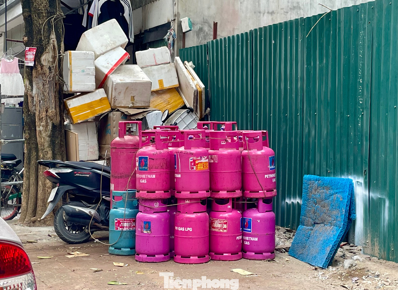 Trên đường Văn Phú (quận Hà Đông), hàng chục bình ga, thùng xốp tập kết trên vỉa hè.