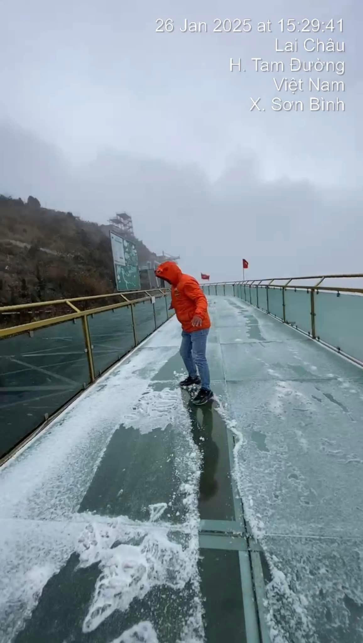 Du khách trải nghiệm tuyết rơi trên đỉnh Fansipan. Ảnh: NVCC