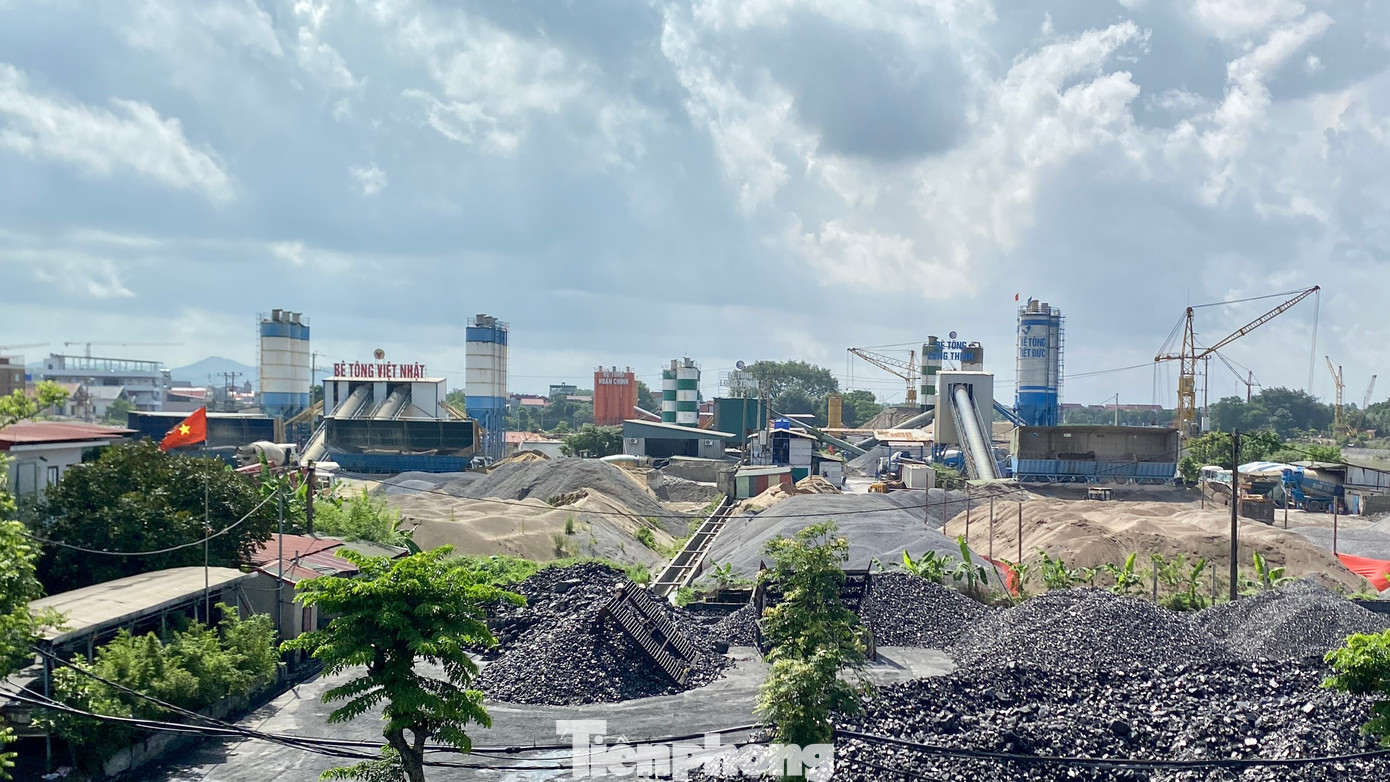 Đáng chú ý, theo tài liệu Tiền Phong có được, nhiều lần các ngành chức năng tỉnh Bắc Giang ra văn bản đốc thúc, yêu cầu di dời các bến bãi, công trình, thế nhưng cho đến nay, những việc này chưa được xử lý. Đơn cử như trường hợp vi phạm của hai đơn vị là Công ty Xây dựng Việt Đức và Công ty TNHH sản xuất và thương mại VLXD Hoàn Chinh.