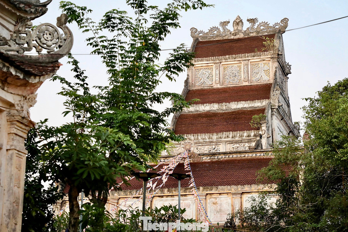 Điều đặc biệt, Hòa thượng Phạm Quang Tuyên xây dựng chùa mà không cần một bản vẽ chi tiết, vật liệu chỉ sử dụng gạch, vôi, vữa, mật, muối, giấy bản và sức lao động của cộng đồng. Từ những sáng tạo này, chùa Cổ Lễ có sự giao thoa giữa lối kiến trúc truyền thống phương Đông và phong cách kiến trúc Gô-tích phương Tây.