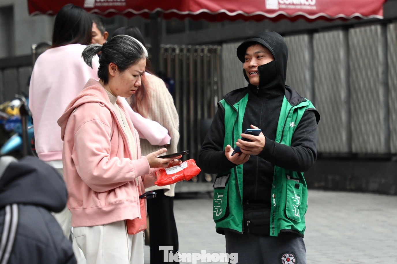 Theo ông Phạm Bảo Trung, đồng Giám đốc kinh doanh của Metric, doanh nghiệp chuyên tổng hợp, phân tích dữ liệu về thương mại điện tử, từ 7/ 11 - 7/12 âm lịch năm 2023, doanh thu trên 5 sàn TMĐT (Shopee, Lazada, Tiktok Shop, Tiki, Sendo) đạt hơn 22.000 tỷ đồng và sản lượng sản phẩm đạt 235,7 triệu sản phẩm, tăng lần lượt 49,3% và 57,8% so với cùng kỳ năm 2022.