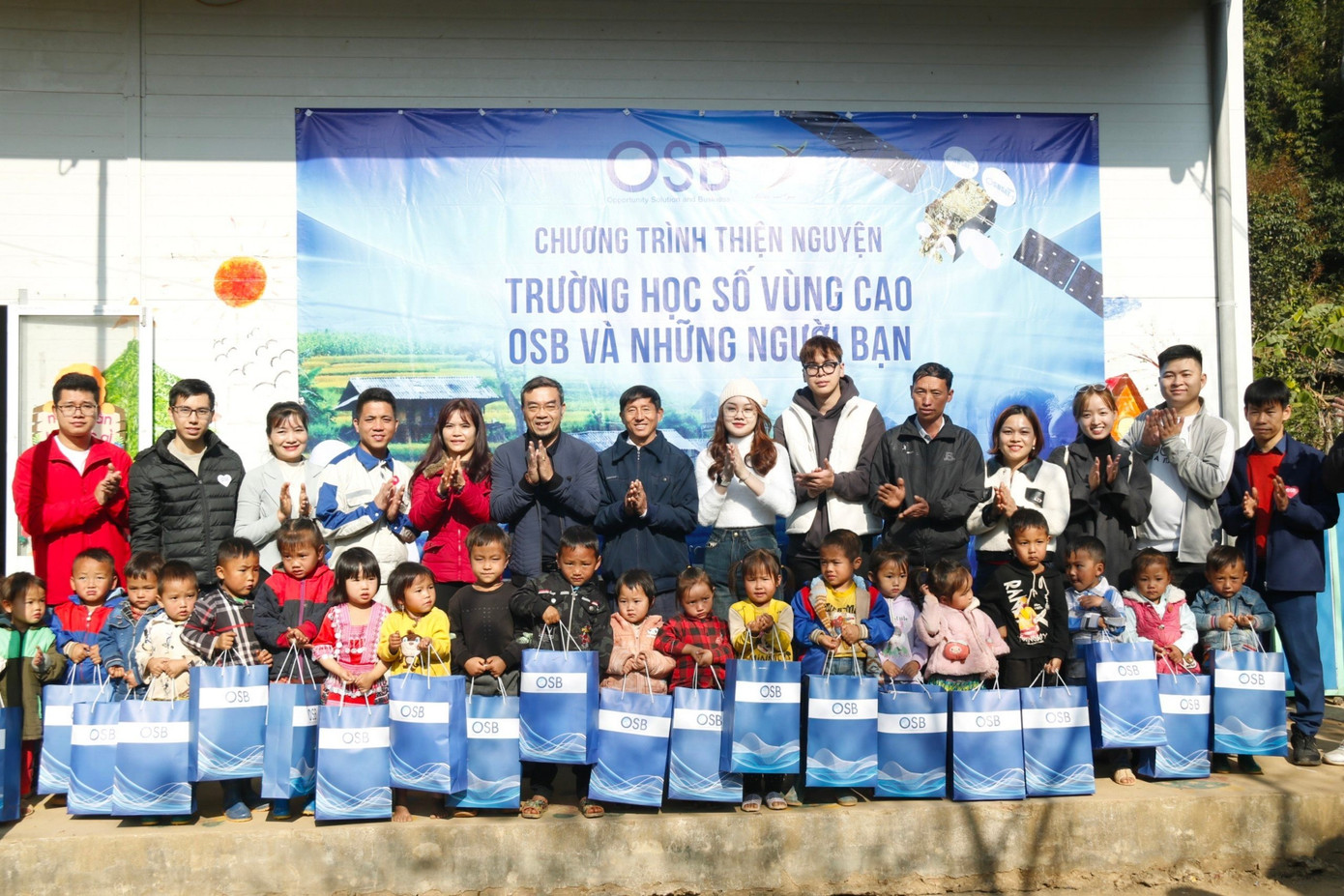 Cán bộ OSB cũng trao quà cho các em nhỏ vùng cao.