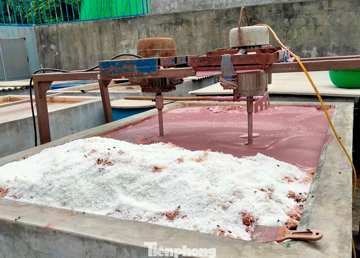 Sau khi những nguyên liệu đã được chọn lựa và rửa sạch, chúng không được đun nấu mà sẽ ủ cùng muối trong các bể xi măng lớn từ 12 - 18 tháng (gọi là ủ chượp), tuỳ thuộc vào điều kiện thời tiết. Bà con ủ theo tỉ lệ 5:1, cứ 100 kg cá sẽ ướp với 20 kg muối. Ngày hong nắng, tối phơi sương, trong suốt quá trình ủ, người làm mắm phải trông coi và đảo đều cho ngấu. Mùi vị, giá trị dinh dưỡng của nước mắm được hình thành từ quá trình lên men tự nhiên của việc ủ cá và muối. Sau khi những nguyên liệu đã được chọn lựa và rửa sạch, chúng không được đun nấu mà sẽ ủ cùng muối trong các bể xi măng lớn từ 12 - 18 tháng (gọi là ủ chượp), tuỳ thuộc vào điều kiện thời tiết. Bà con ủ theo tỉ lệ 5:1, cứ 100 kg cá sẽ ướp với 20 kg muối. Ngày hong nắng, tối phơi sương, trong suốt quá trình ủ, người làm mắm phải trông coi và đảo đều cho ngấu. Mùi vị, giá trị dinh dưỡng của nước mắm được hình thành từ quá trình lên men tự nhiên của việc ủ cá và muối.