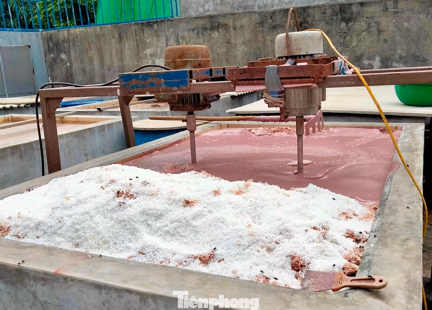 Sau khi những nguyên liệu đã được chọn lựa và rửa sạch, chúng không được đun nấu mà sẽ ủ cùng muối trong các bể xi măng lớn từ 12 - 18 tháng (gọi là ủ chượp), tuỳ thuộc vào điều kiện thời tiết. Bà con ủ theo tỉ lệ 5:1, cứ 100 kg cá sẽ ướp với 20 kg muối. Ngày hong nắng, tối phơi sương, trong suốt quá trình ủ, người làm mắm phải trông coi và đảo đều cho ngấu. Mùi vị, giá trị dinh dưỡng của nước mắm được hình thành từ quá trình lên men tự nhiên của việc ủ cá và muối.