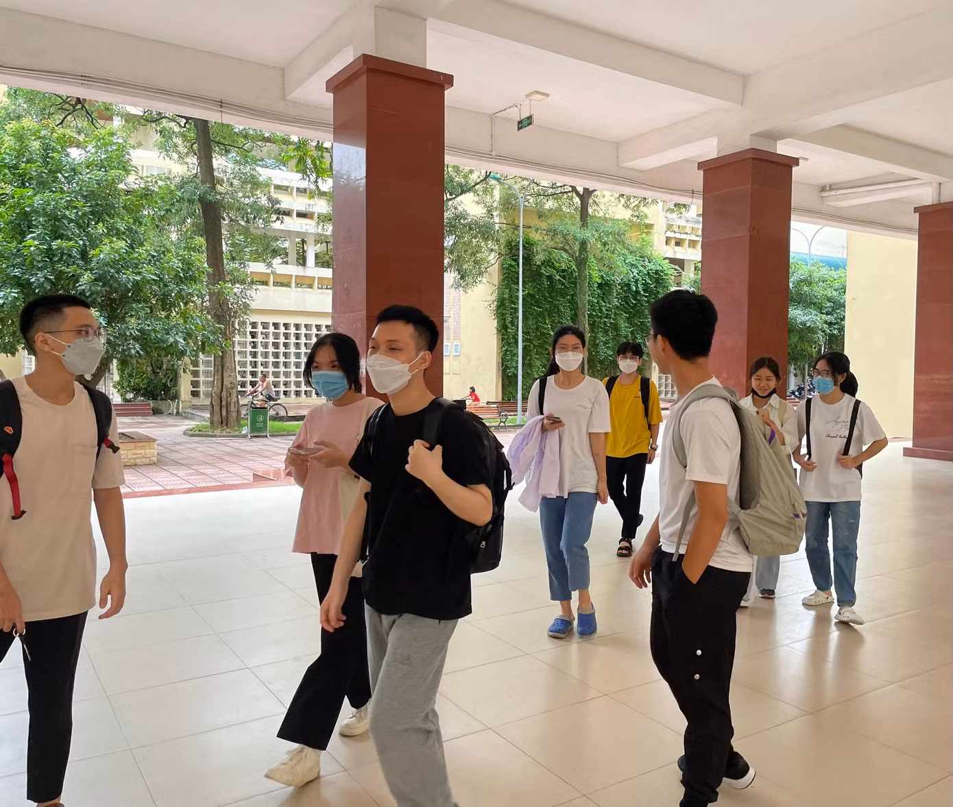 Sinh viên đại học Y đi về sau buổi học. Sinh viên đại học Y đi về sau buổi học.