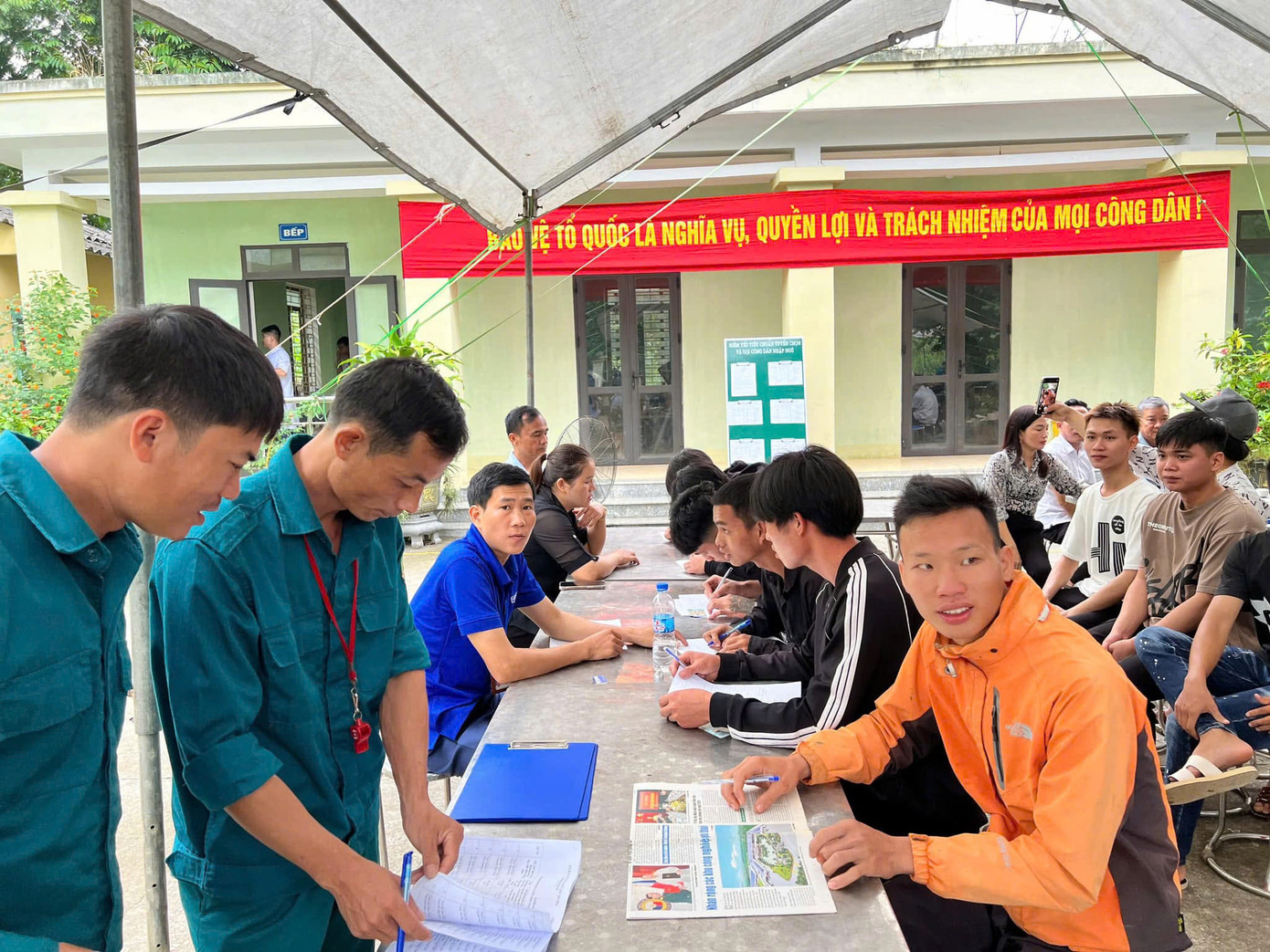 Nhiều thanh niên tại Yên Bái viết đơn tình nguyện nhập ngũ.