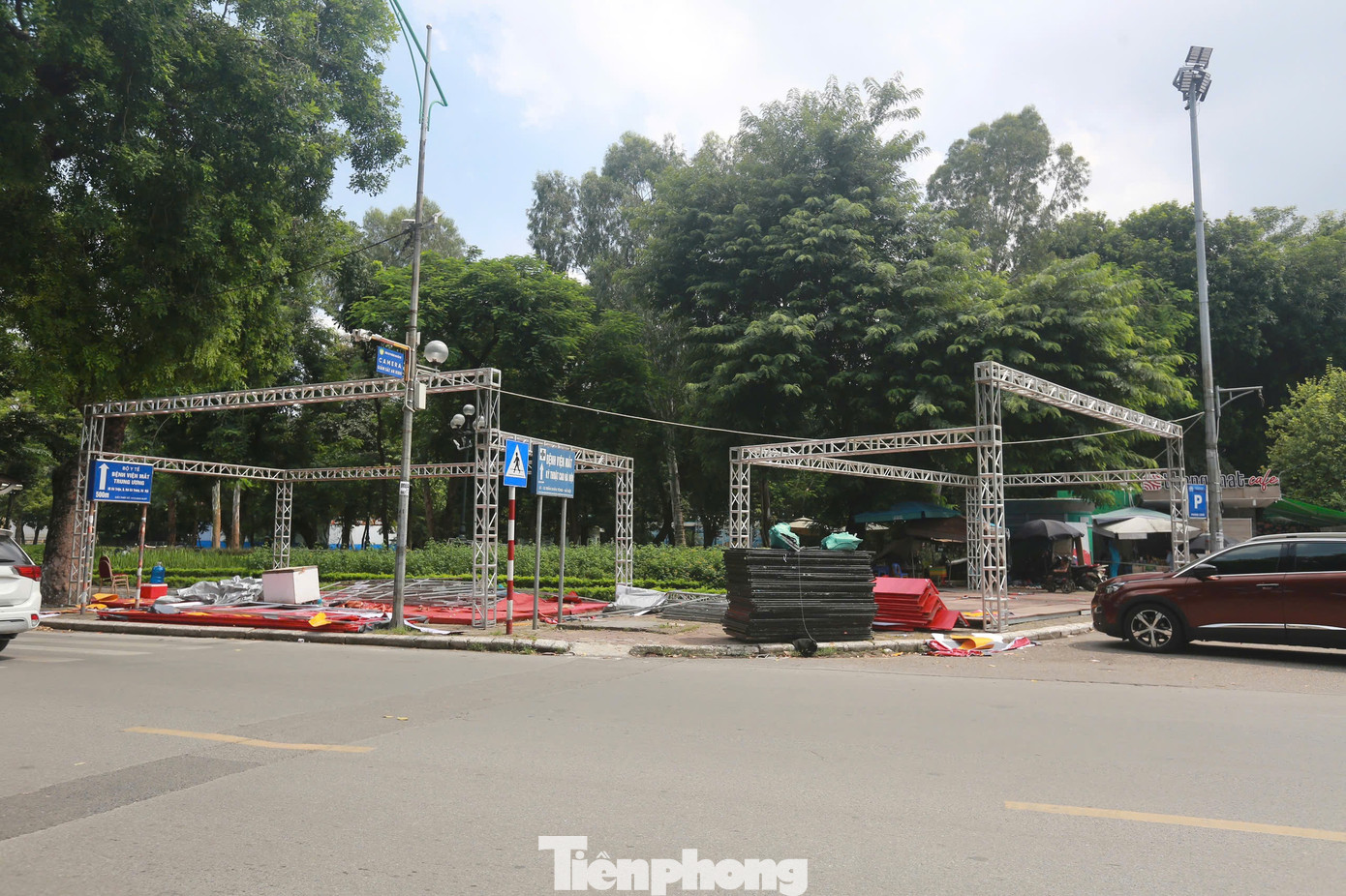 Theo đại diện Sở Du lịch Hà Nội, các gian hàng còn lại sau khi tháo dỡ xong sẽ có người dùng thiết bị hút đinh đến thu dọn.