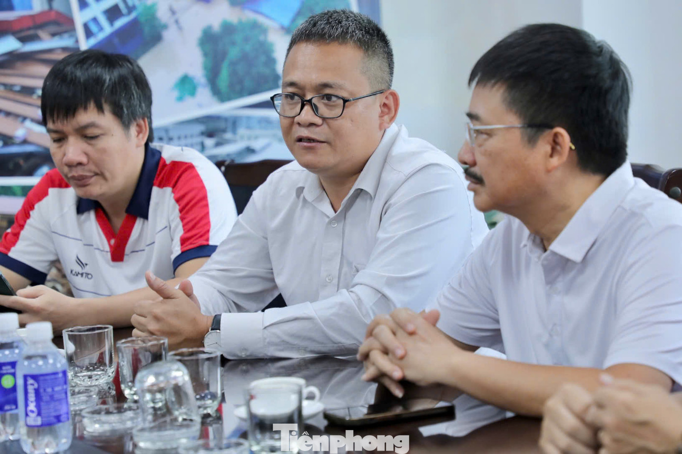 Nhà báo Hồ Sỹ Lực, Phó Ban Bạn đọc và Công tác xã hội chia sẻ: "Cơn bão số 3 đã tác động mạnh mẽ đến tình hình kinh tế - xã hội của nước ta, với thiệt hại sơ bộ về tài sản ước tính lên đến 40.000 tỷ đồng. Để tái thiết sau bão lũ, chúng ta cần một nguồn lực rất lớn. Chúng tôi xin gửi lời cảm ơn sâu sắc đến CLB bóng đá Hà Nội đã tham gia đồng hành cùng báo Tiền Phong trong công tác hỗ trợ này. Dự kiến, trong những ngày tới, đoàn sẽ cùng CLB đi trao quà tại Hà Nội và Phú Thọ, sau đó sẽ lên kế hoạch tiếp theo".