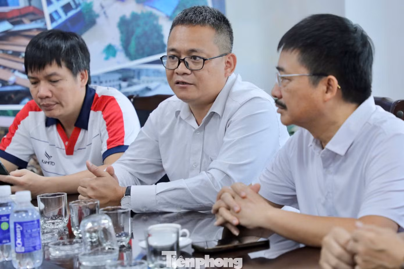 Nhà báo Hồ Sỹ Lực, Phó Ban Bạn đọc và Công tác xã hội chia sẻ: "Cơn bão số 3 đã tác động mạnh mẽ đến tình hình kinh tế - xã hội của nước ta, với thiệt hại sơ bộ về tài sản ước tính lên đến 40.000 tỷ đồng. Để tái thiết sau bão lũ, chúng ta cần một nguồn lực rất lớn. Chúng tôi xin gửi lời cảm ơn sâu sắc đến CLB bóng đá Hà Nội đã tham gia đồng hành cùng báo Tiền Phong trong công tác hỗ trợ này. Dự kiến, trong những ngày tới, đoàn sẽ cùng CLB đi trao quà tại Hà Nội và Phú Thọ, sau đó sẽ lên kế hoạch tiếp theo".