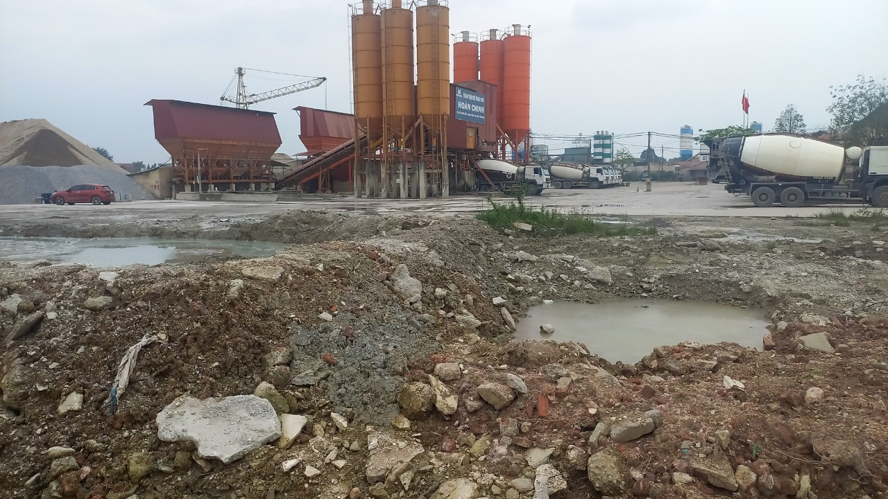 Ghi nhận tại trạm trộn bê tông Hoàn Chinh đang hoạt động có hàng chục xe bồn đang chờ "ăn hàng".