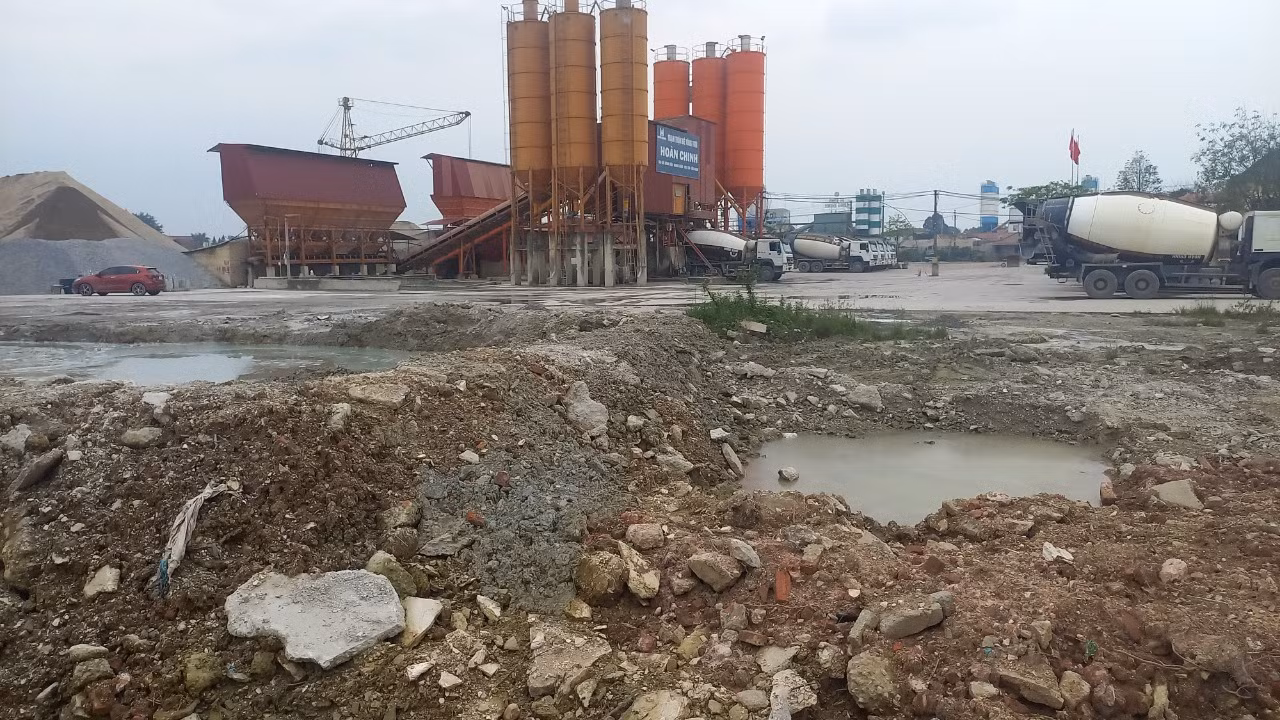 Ghi nhận tại trạm trộn bê tông Hoàn Chinh đang hoạt động có hàng chục xe bồn đang chờ "ăn hàng".