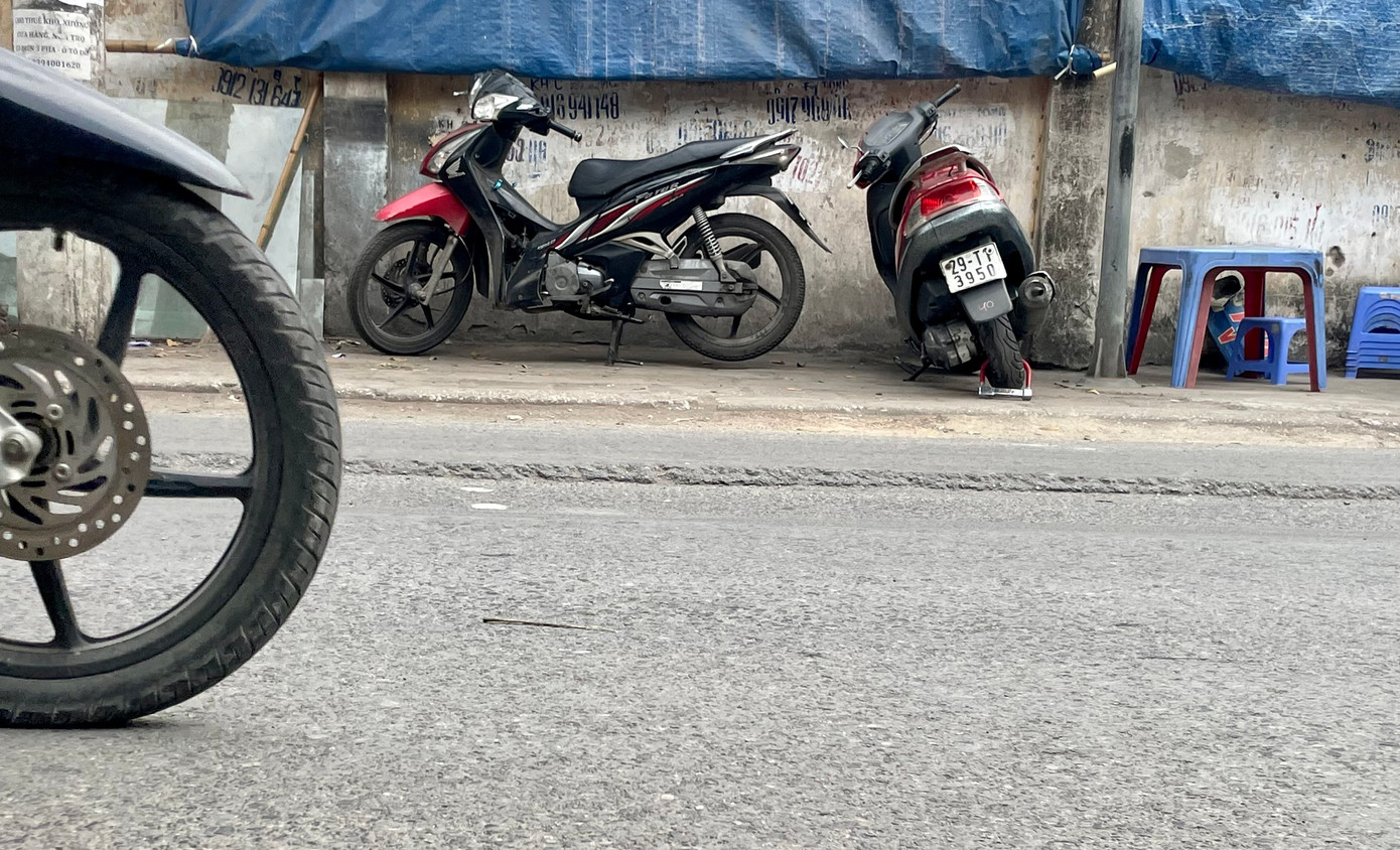 Đoạn đường lún tạo thành một mép mấp mô, nhìn như "mép vỉa hè" xuất hiện giữa lòng đường.