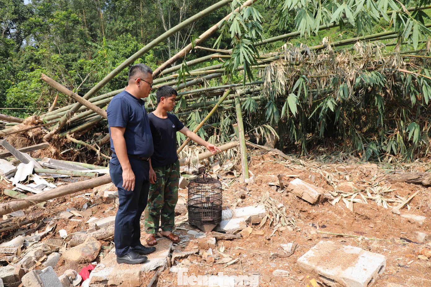 Đoàn thiện nguyện vào hiện trường ngôi nhà bị đổ sập.