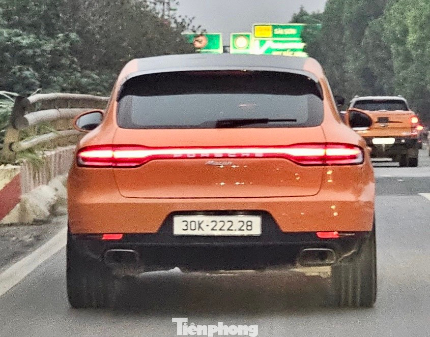 Xe Porsche đeo biển VIP y chang xe Toyota Land Cruiser Xe Porsche đeo biển VIP y chang xe Toyota Land Cruiser