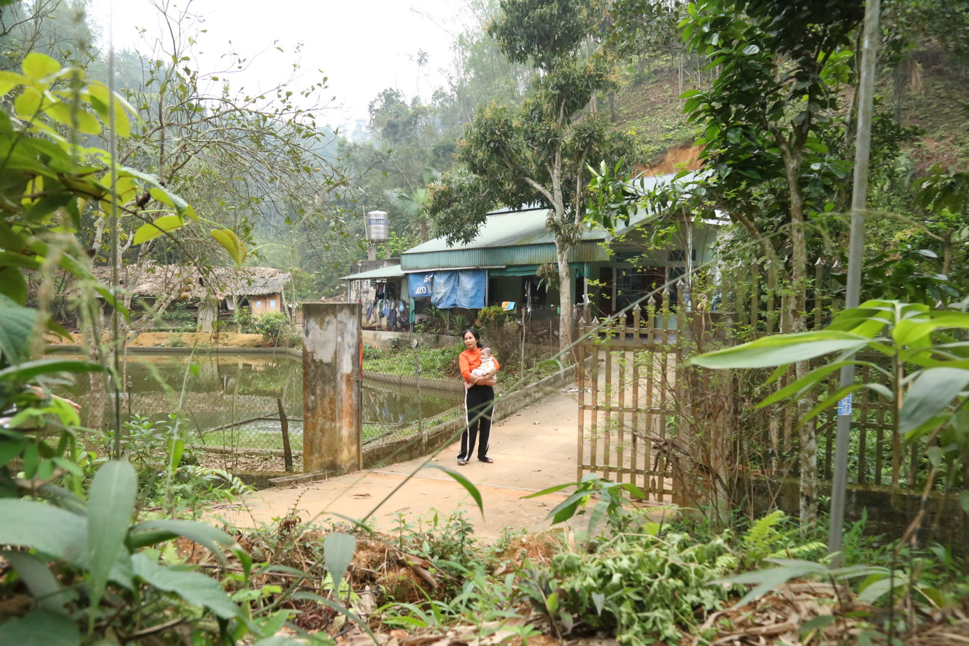 Căn nhà nằm thấp hơn mặt đường bị sạt khiến người dân lo lắng ngập lụt.