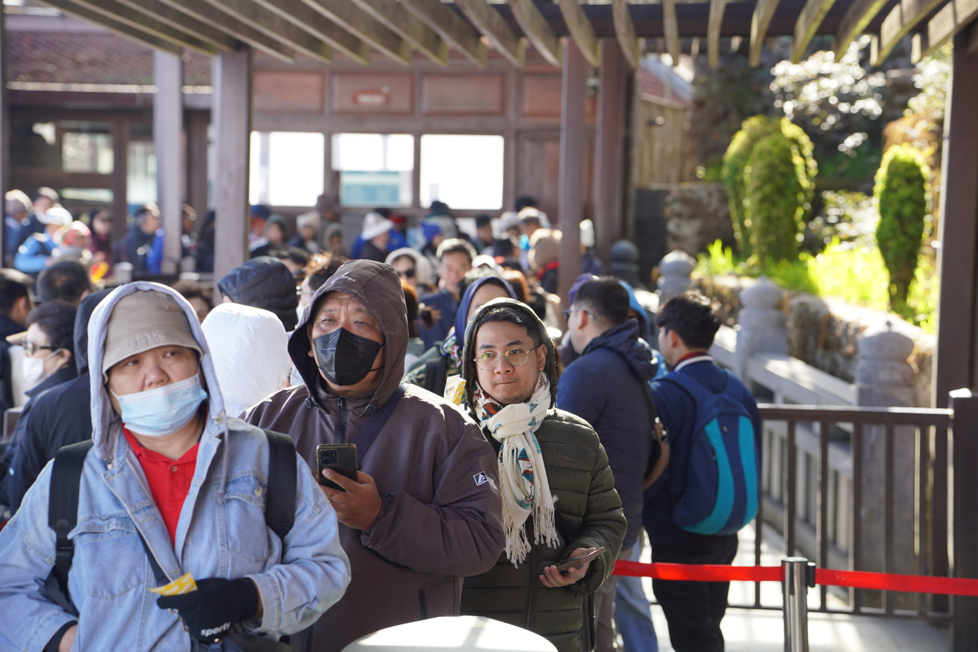 Du khách xếp hàng ở cổng soát vé để đi tàu lên đỉnh Fansipan.