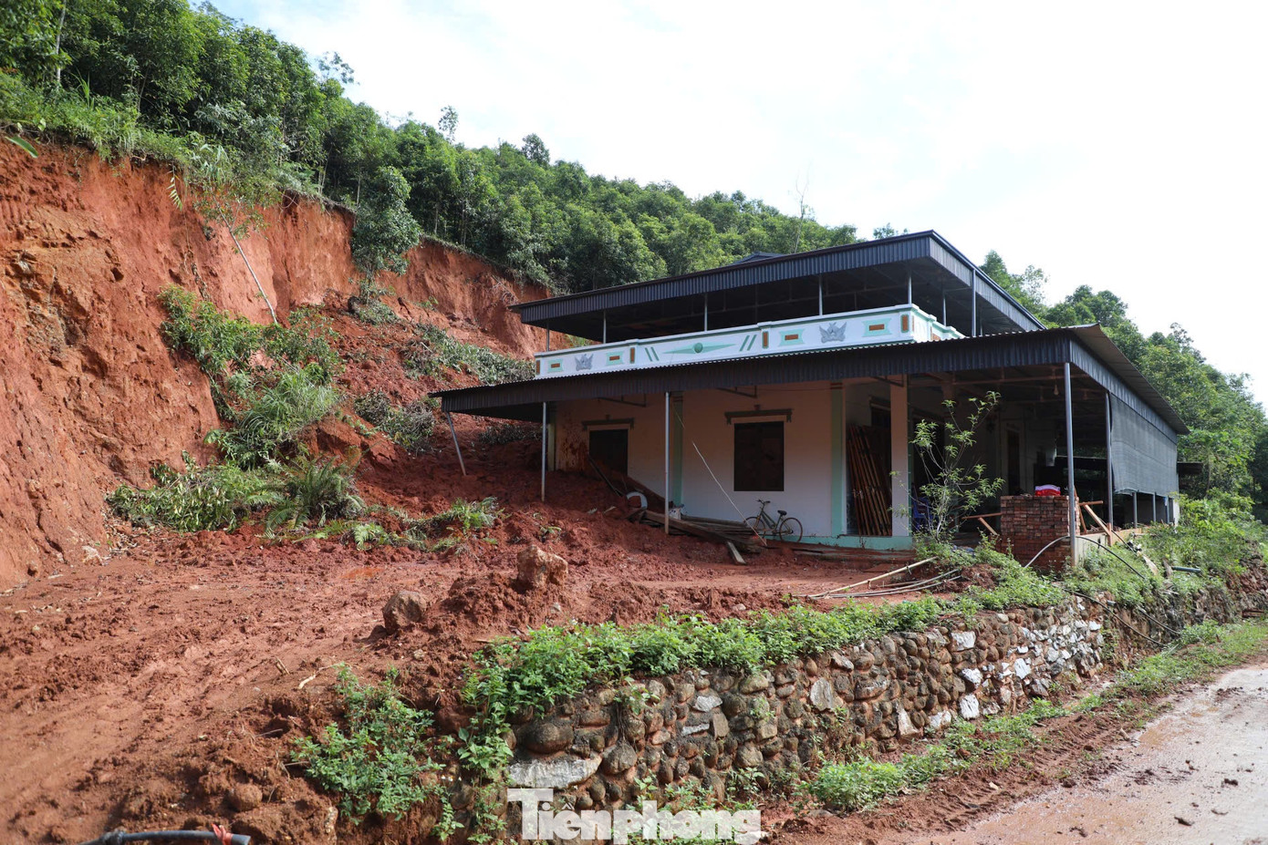 Gia đình anh Bàn Văn Cuối chủ yếu dựa vào làm nương rẫy, tích cóp trong mấy chục năm, mãi đến năm 2022 mới xây được căn nhà kiên cố. Chưa được bao lâu ngôi nhà bị hư hỏng nặng vì sạt lở đất.