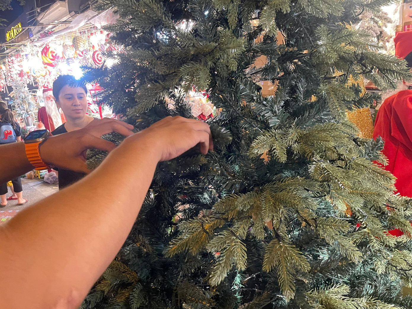 Phố Hàng Mã trở thành địa chỉ mua sắm, chụp ảnh lý tưởng của các bạn trẻ mỗi dịp Giáng sinh tới.