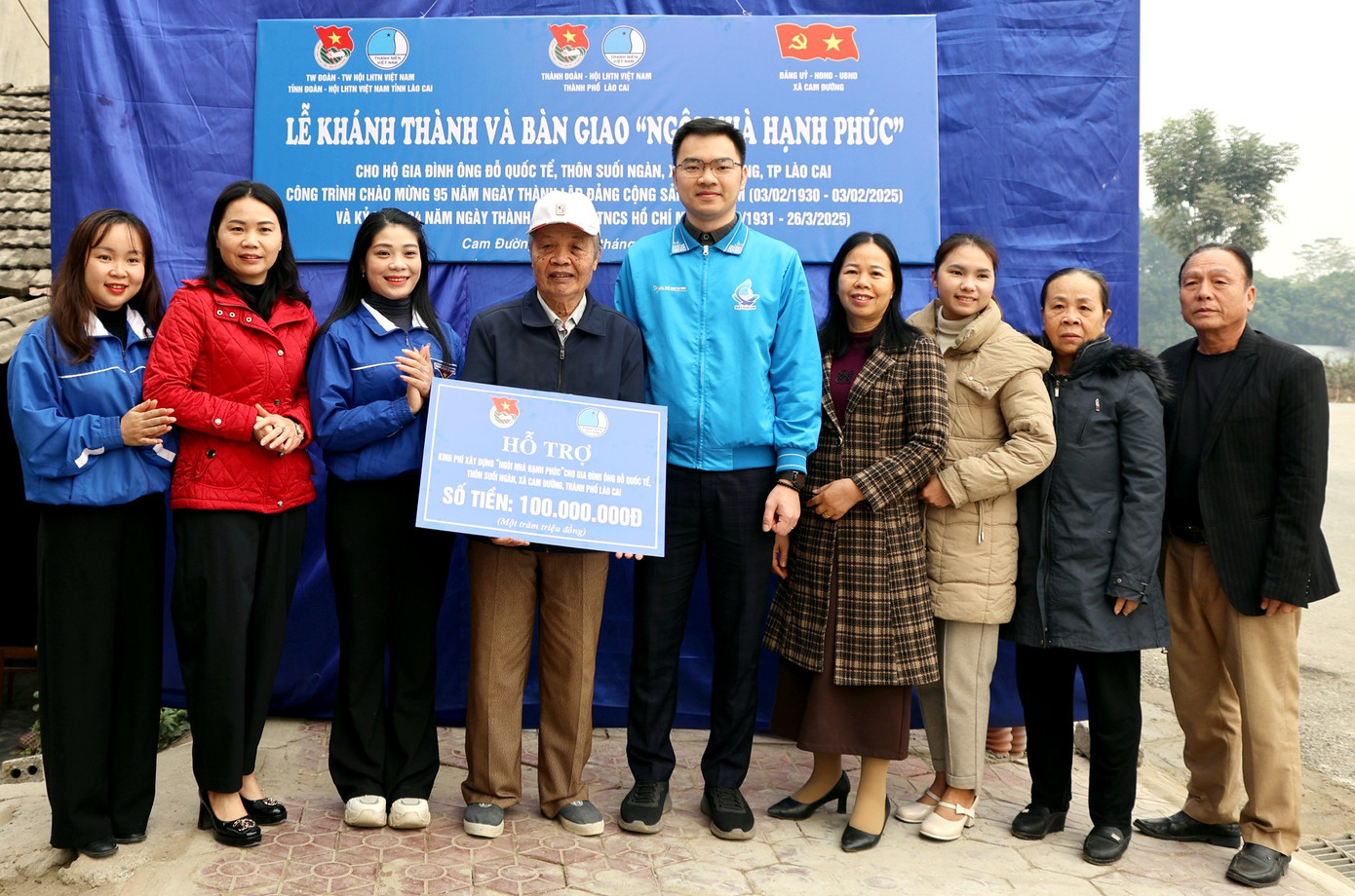 Đại diện cấp uỷ Đảng, chính quyền, đoàn thể địa phương chúc mừng gia đình ông Đỗ Quốc Tể.