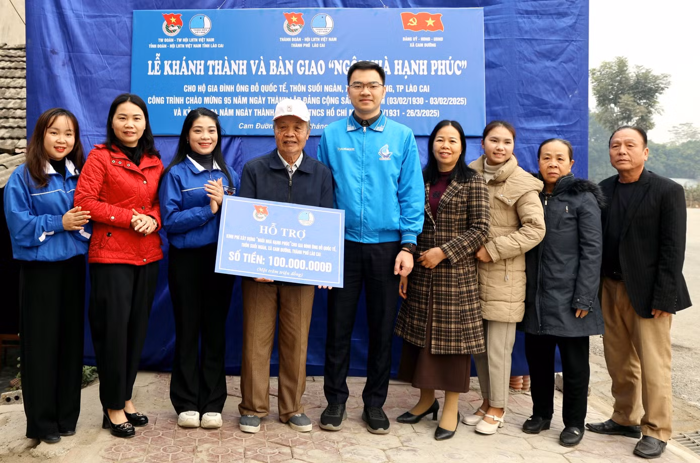 Đại diện cấp uỷ Đảng, chính quyền, đoàn thể địa phương chúc mừng gia đình ông Đỗ Quốc Tể.