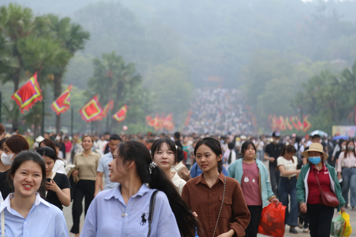 Cũng theo ông Đạt, ngày hôm nay người dân về Đền Hùng phải đến hàng triệu người, cao nhất kể từ năm 2019 đến nay. Nhờ có sự chuẩn bị tốt của ban tổ chức, lực lượng an ninh được bố trí hợp lý, đảm bảo quân số để hướng dẫn người dân đi lại tuần tự, người dân thoải mái lên các đền dâng hương Vua Hùng.