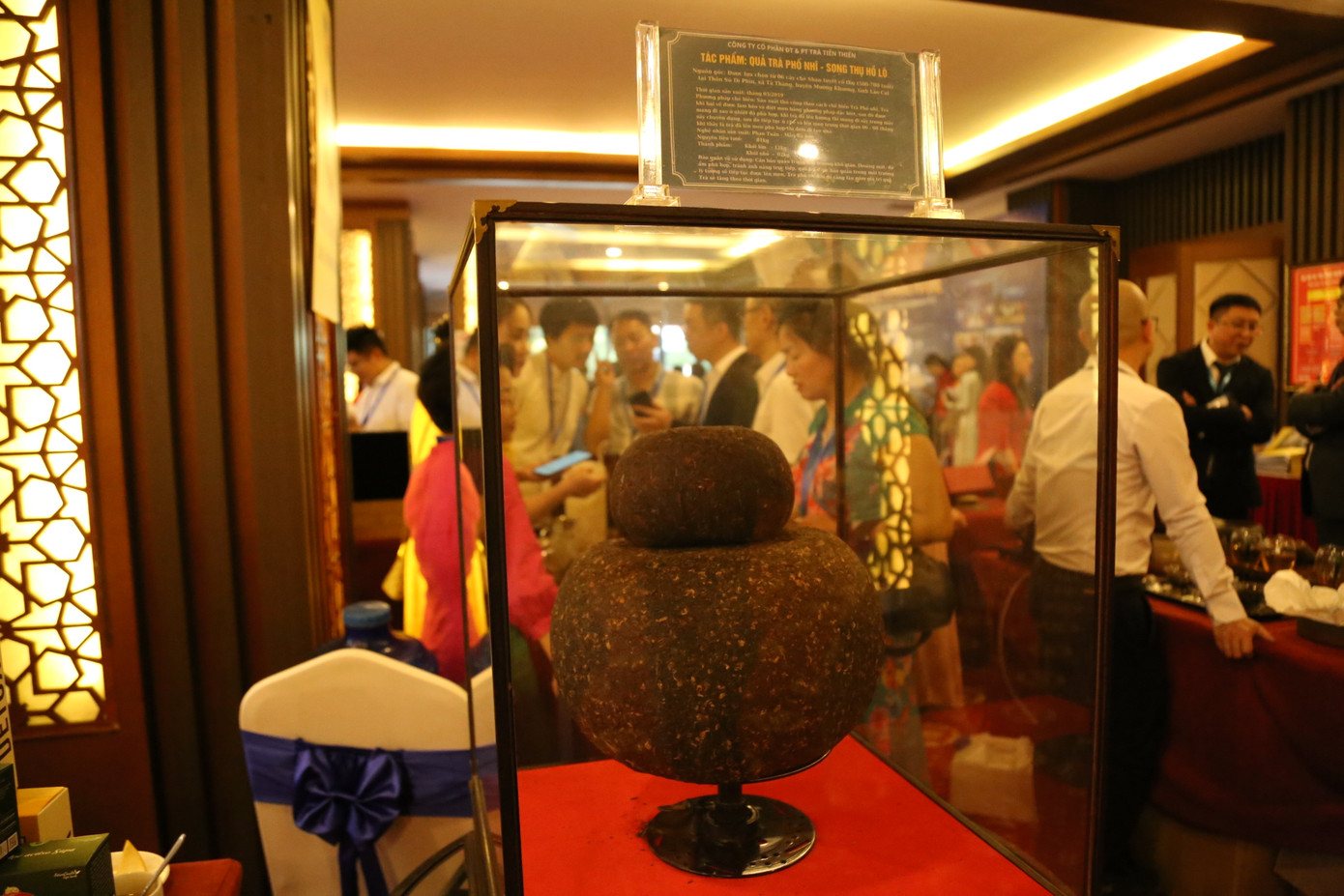 Tác phẩm quả trà "Phổ Nhĩ - Song thụ hồ lô" được trưng bày tại chương trình.