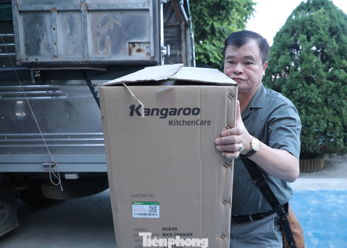 Các sản phẩm được đoàn thiện nguyện hỗ trợ chuyển vào kho tập kết.