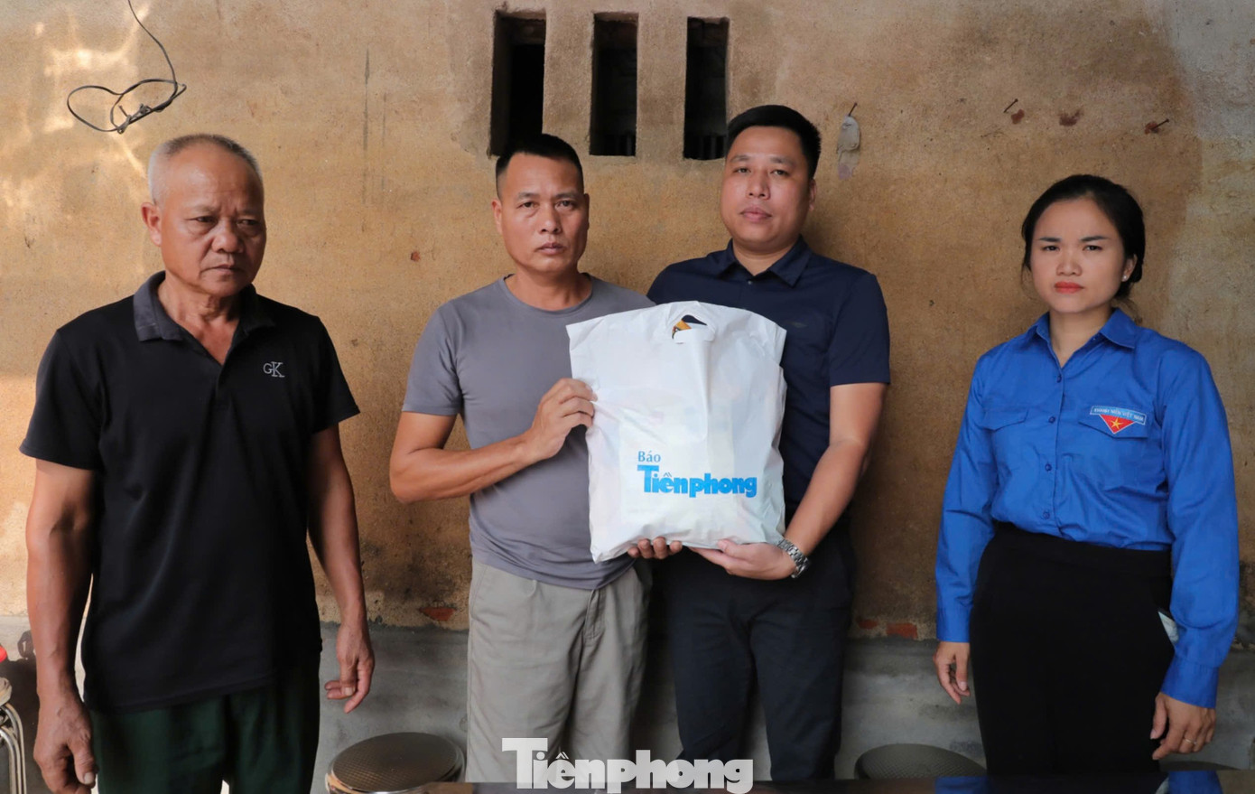 Đại diện báo Tiền Phong cùng Đoàn Thanh niên xã Sơn Đông trao thực phẩm, sữa... của bạn đọc báo Tiền Phong đến gia đình anh Hiệu.