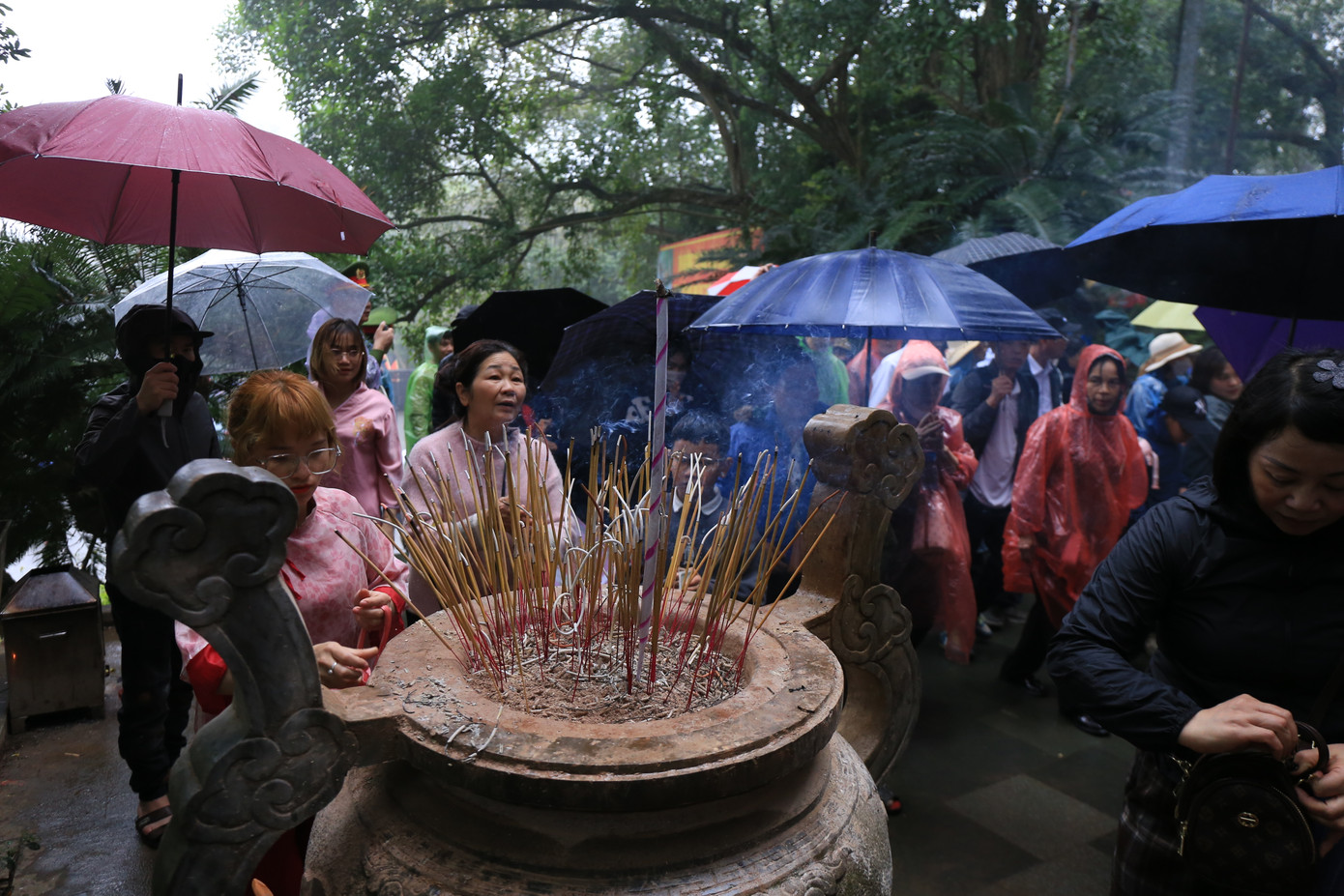 Người dân nghiêng mình thành kính trước bàn thờ các Vua Hùng, làn khói hương bay nghi ngút.