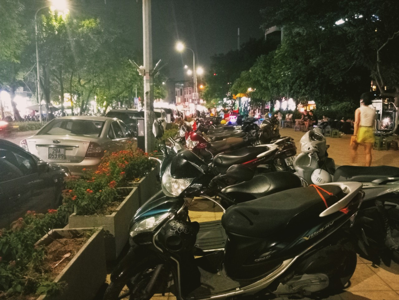 Nhận trông giữ xe cho khách trên vỉa hè