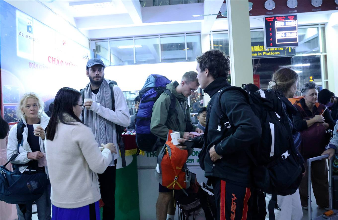 Du khách Quốc tế đến tham quan tại Lào Cai trong dịp Tết Nguyên đán. Ảnh: Cổng thông tin Lào Cai.