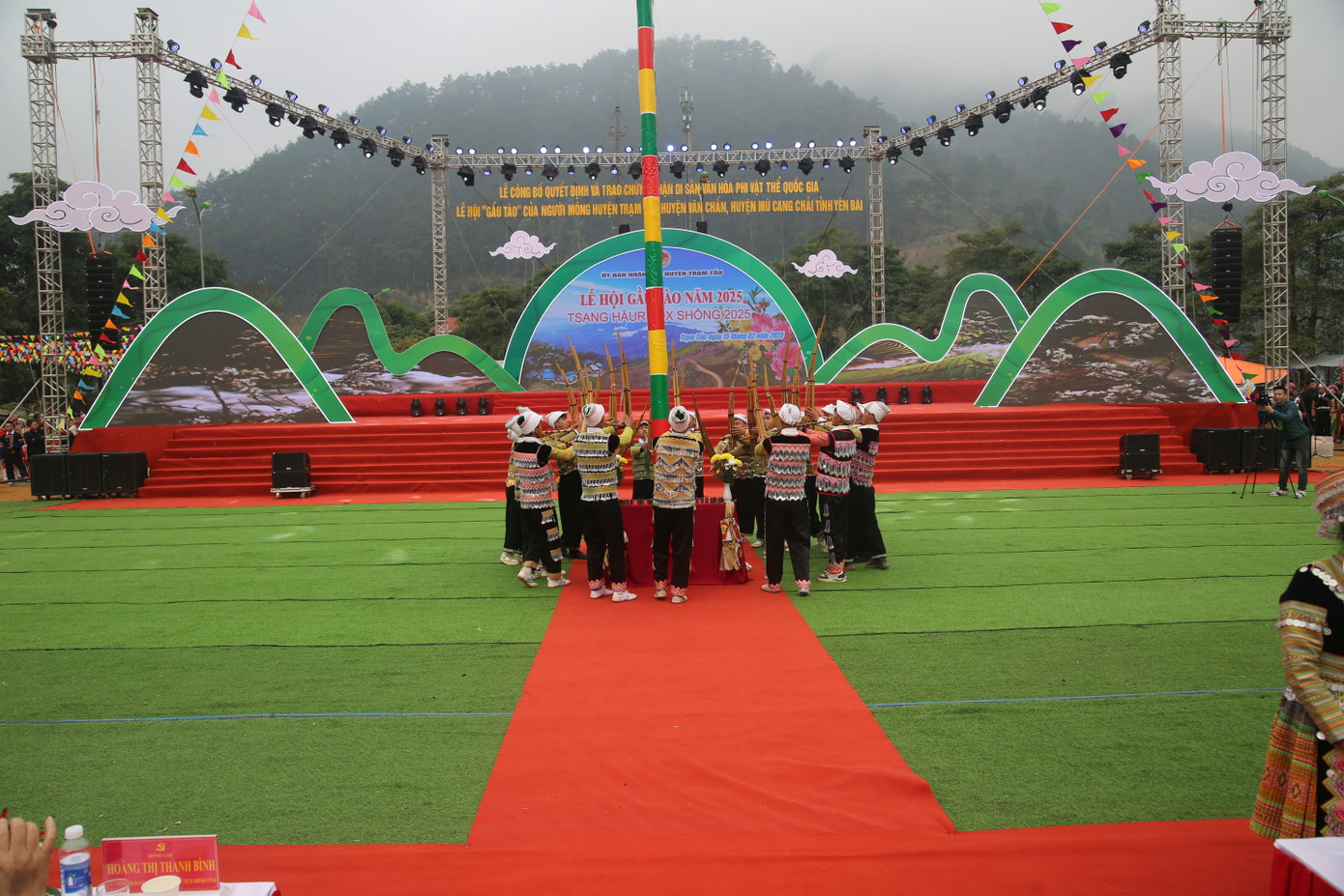 Lễ cúng tạ trời đất, thần linh đã phù hộ cho gia đình, dòng họ, bản làng sức khỏe, thịnh vượng, bình an và hạnh phúc. Nghệ nhân Giàng A Su cầu cho dân làng ấm no, làm ăn thuận lợi, mùa màng bội thu, thóc lúa đầy đồng, gia súc gia cầm sinh sôi.