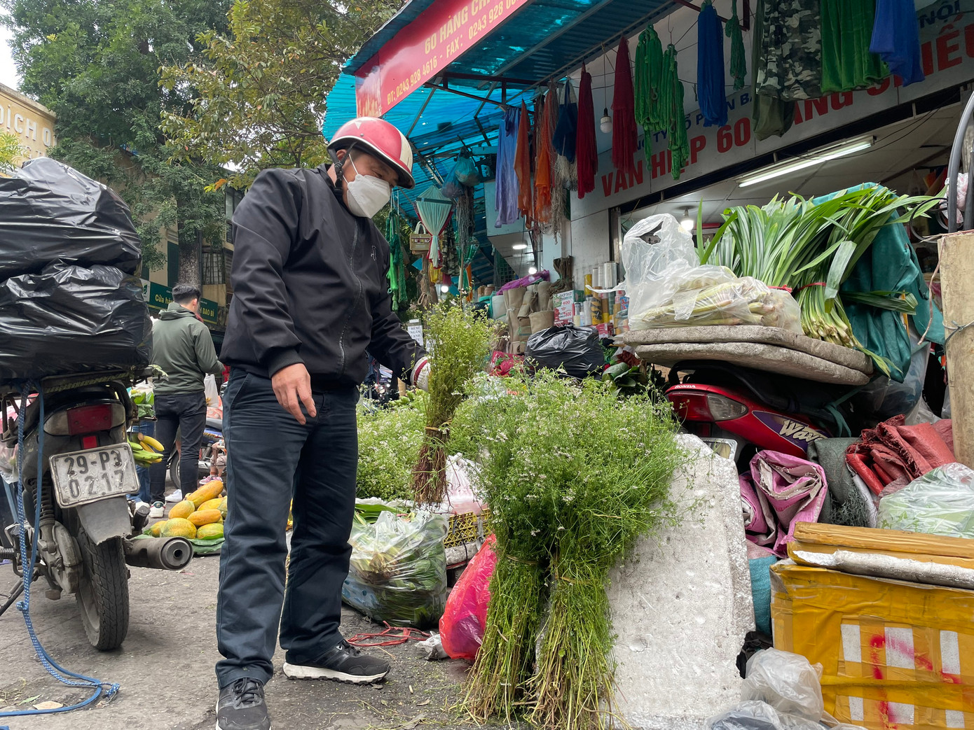 Đoạn ngã tư Nguyễn Thiện Thuật, Hàng Chiếu, Hoàn Kiếm, Hà Nội, một cửa hàng đã bán mùi già từ mấy ngày nay, thu hút nhiều người ghé mua.