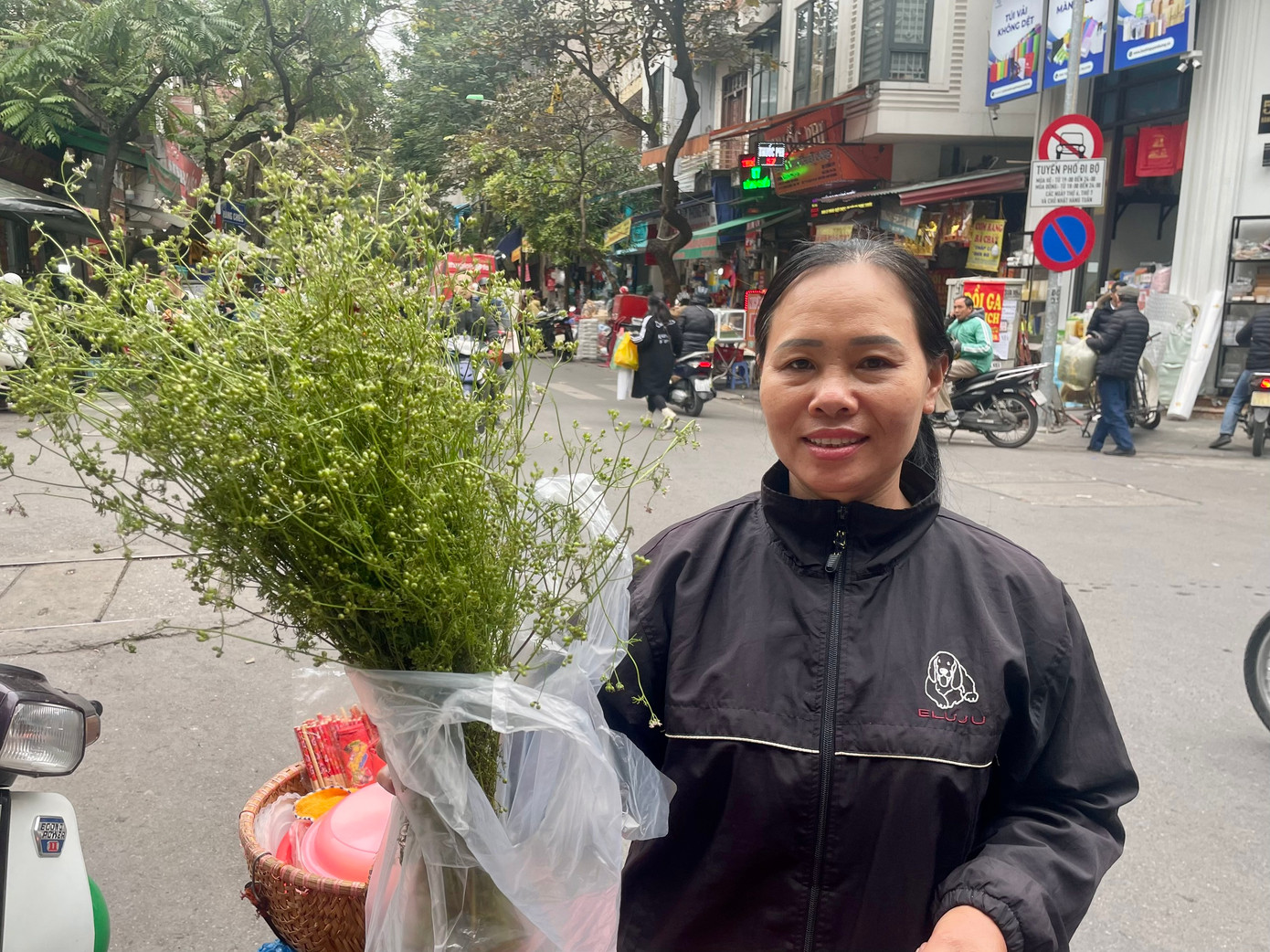 Ngoài việc dùng để tắm, cây mùi già còn dùng để xông nhà, cầu mong tài lộc ngày Tết.