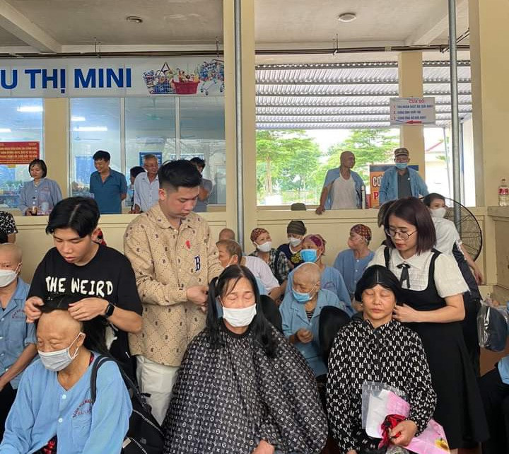 Sự kiện hiến tóc ngày 11.6. Ảnh Quỹ Ngày mai tươi sáng. Sự kiện hiến tóc ngày 11.6. Ảnh Quỹ Ngày mai tươi sáng.