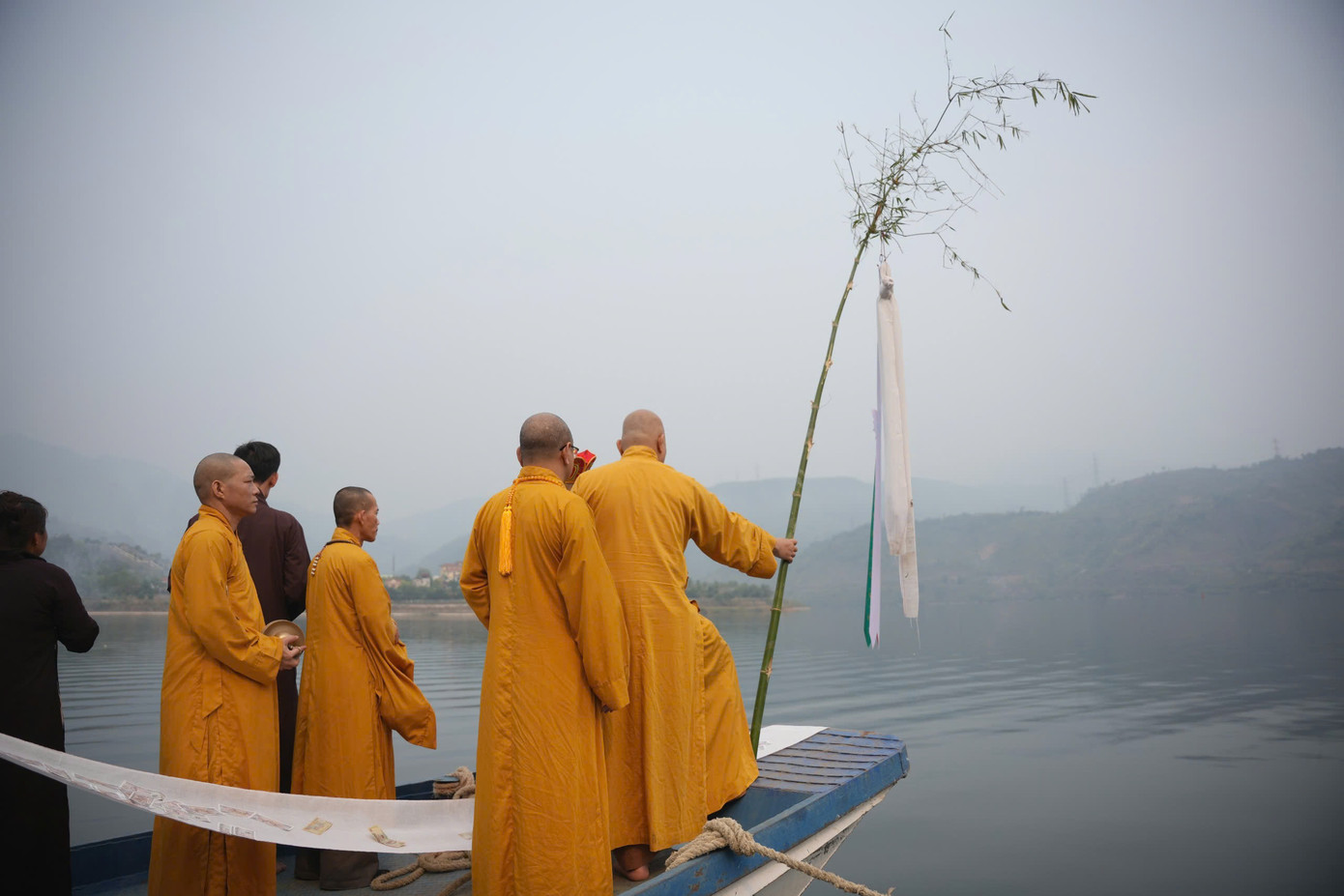 Các nhà sư làm lễ trên lòng hồ thuỷ điện. Các nhà sư làm lễ trên lòng hồ thuỷ điện.