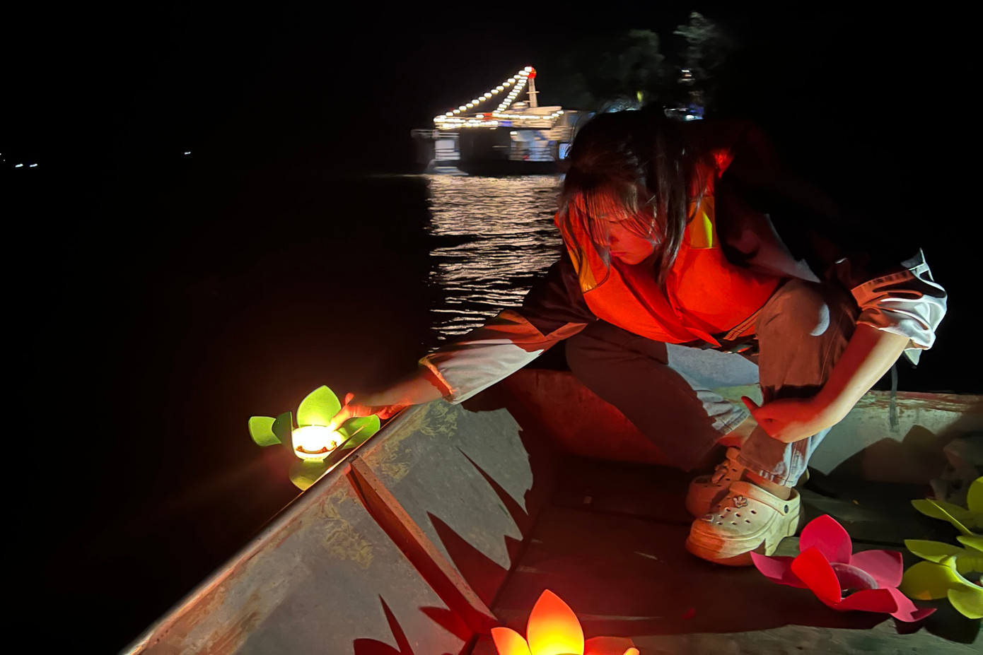Nghi thức thả đèn hoa đăng vào tối cùng ngày. Nghi thức thả đèn hoa đăng vào tối cùng ngày.