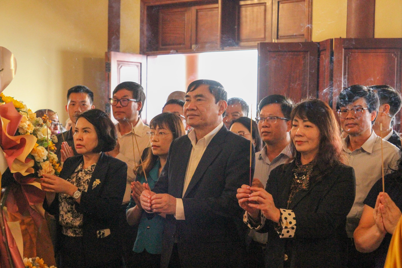 Ông Trần Quốc Cường - Bí thư tỉnh uỷ tỉnh Điện Biên - dâng hương tại Tam bảo chùa Linh Ứng. Ông Trần Quốc Cường - Bí thư tỉnh uỷ tỉnh Điện Biên - dâng hương tại Tam bảo chùa Linh Ứng.