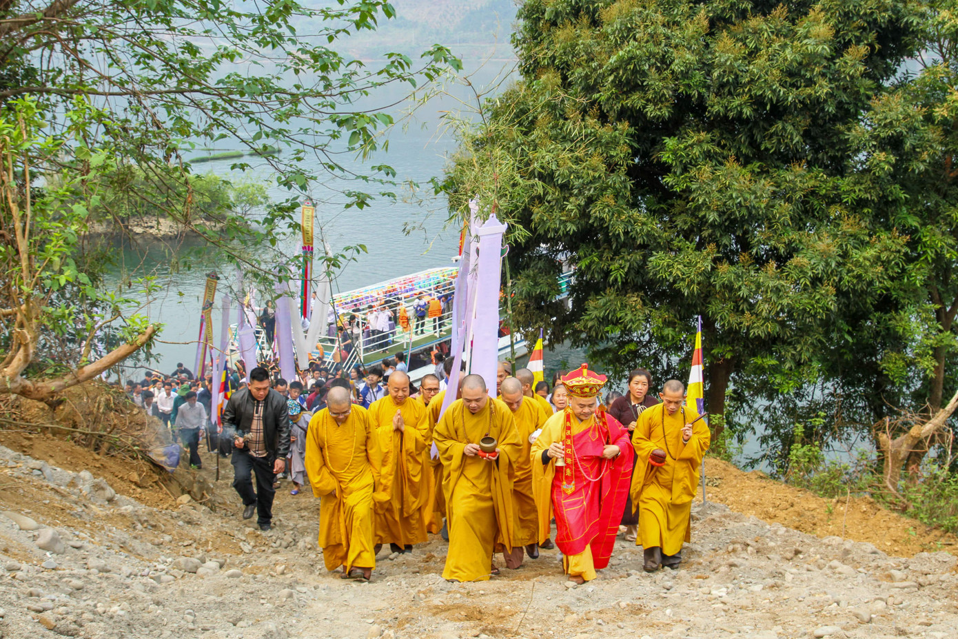 Các vong linh được các nhà sư rước về Khu Văn hoá tâm linh thị xã Mường Lay. Các vong linh được các nhà sư rước về Khu Văn hoá tâm linh thị xã Mường Lay.