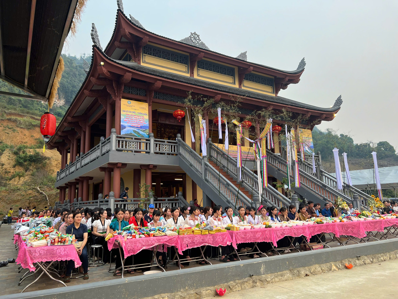 Buổi chiều cùng ngày diễn ra Lễ cầu siêu và lễ cúng cô hồn. Buổi chiều cùng ngày diễn ra Lễ cầu siêu và lễ cúng cô hồn.