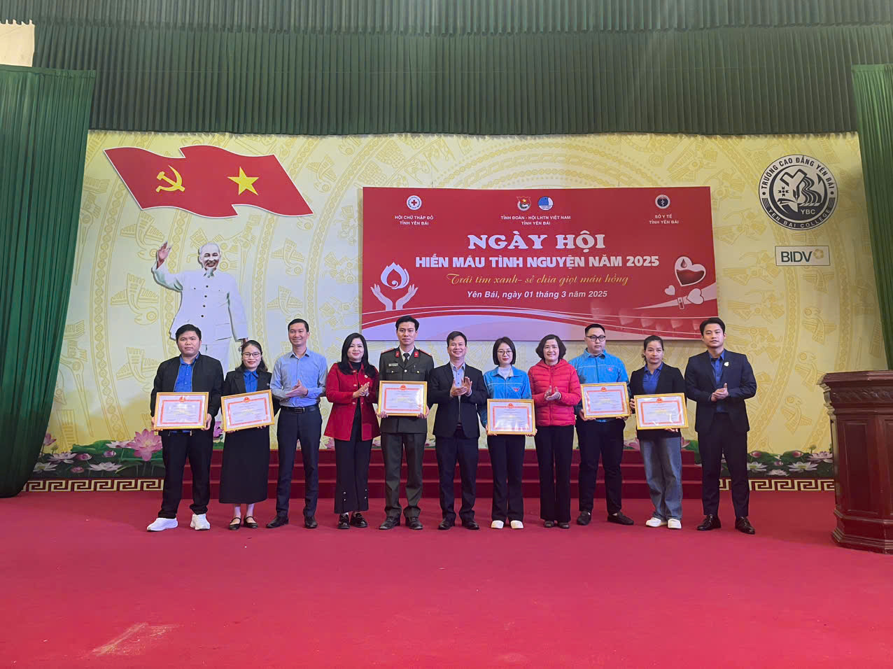 Các đơn vị nhận giấy khen, biểu dương tinh thần, trách nhiệm vì cộng đồng. Các đơn vị nhận giấy khen, biểu dương tinh thần, trách nhiệm vì cộng đồng.