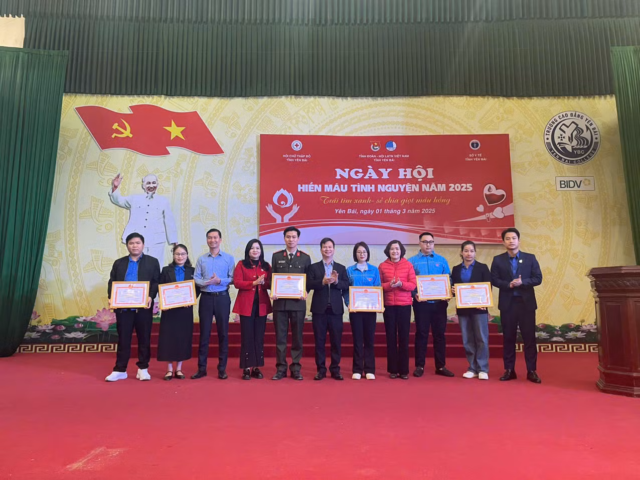 Các đơn vị nhận giấy khen, biểu dương tinh thần, trách nhiệm vì cộng đồng. Các đơn vị nhận giấy khen, biểu dương tinh thần, trách nhiệm vì cộng đồng.