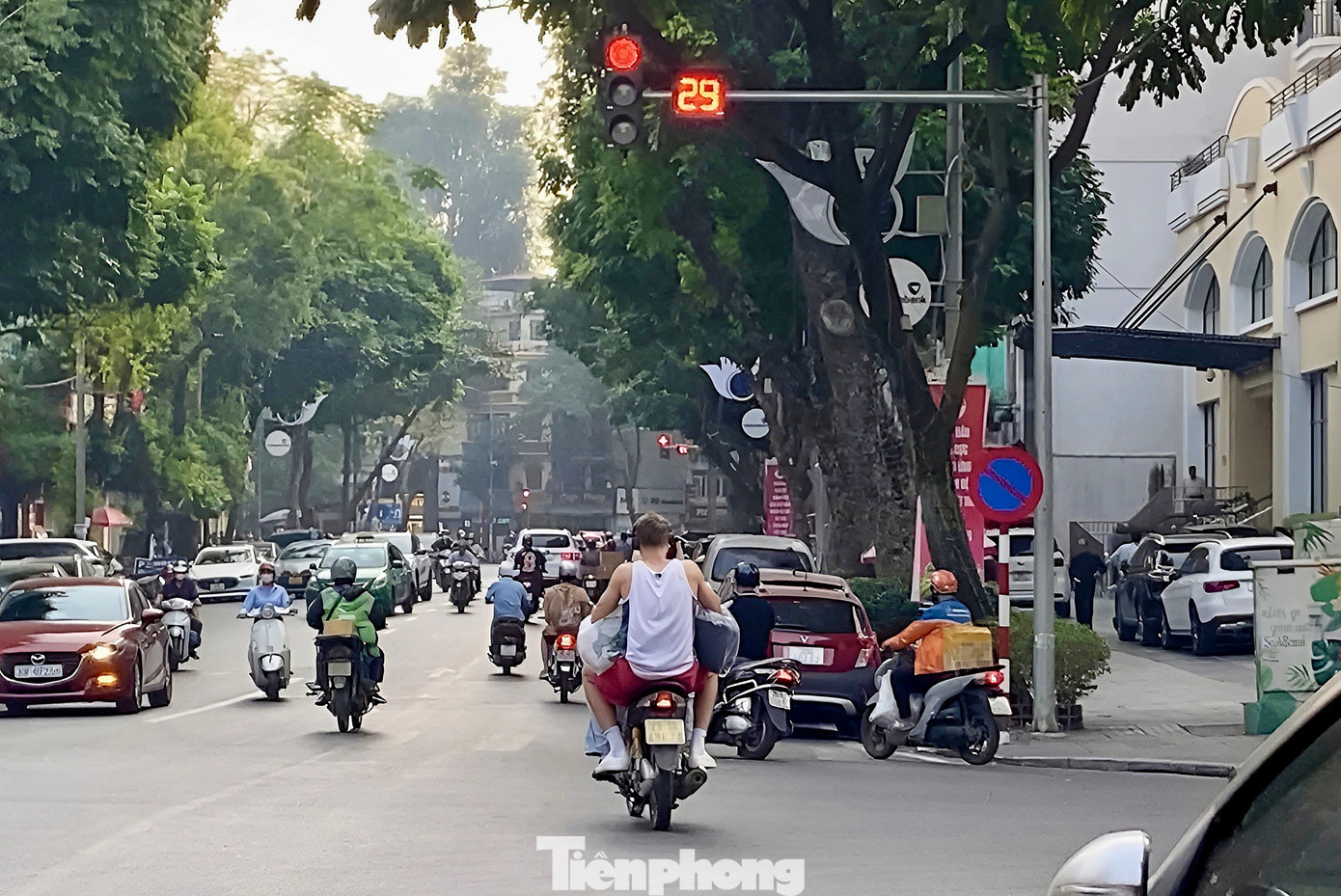 Đáng nói, tới ngã tư Phan Chu Trinh - Trần Hưng Đạo, 2 khách Tây này đã không chấp hành hiệu lệnh của tín hiệu đèn giao thông, ngang nhiên điều khiển xe máy vượt đèn đỏ, bỏ lại những phương tiện dừng chờ tín hiệu đèn phía sau.